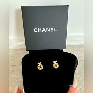 Chanel gold ribbon earrings with cc logo